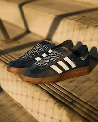 Minimal Sleek Skate Sneakers Image 2