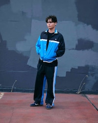 Minimal Sleek Skate Sneakers Image 5