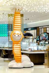 Exaggerated Holiday Displays Image 5