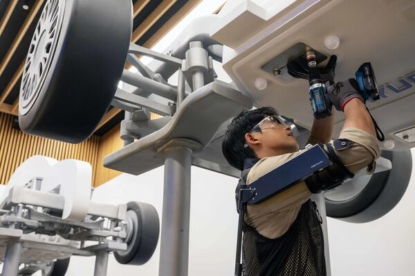 Worker Safety-Enhancing Wearable Robotics Image 2