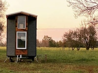 Wagon-Inspired Compact Rustic Homes Image 2
