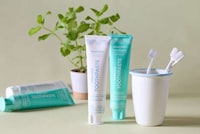 Minty Whitening Fluoride Toothpastes Image 2