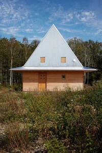 Hat-Shaped Metal-Topped Holiday Cabins Image 4