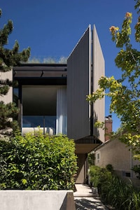 Light-Filled Open Beach Houses Image 3
