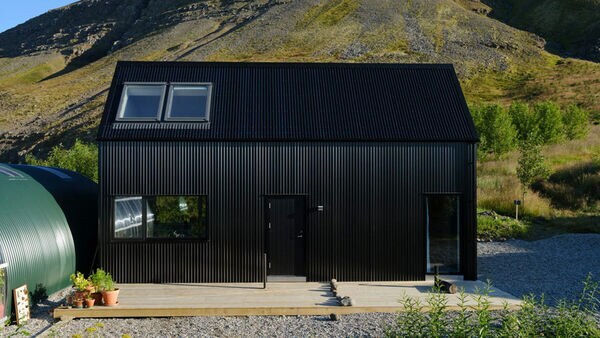 Elemental Black Modern Cabins Image 2