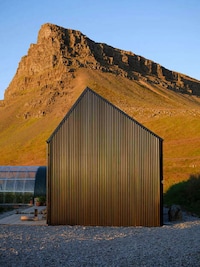Elemental Black Modern Cabins Image 3