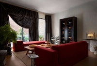 Contemporary Gallery Display Spaces Image 4