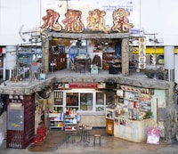 Airport-Based Retro Art Installations Image 4