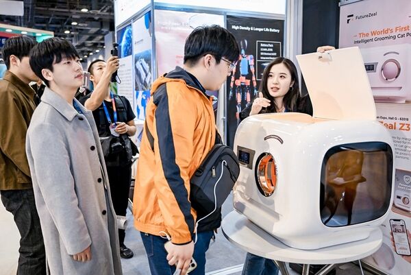 Smart Cat Grooming Pods Image 2