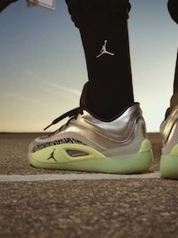 Dynamic Athlete-Backed Basketball Shoe Image 2