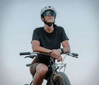 Retro-Style Performance Sunglasses Image 1