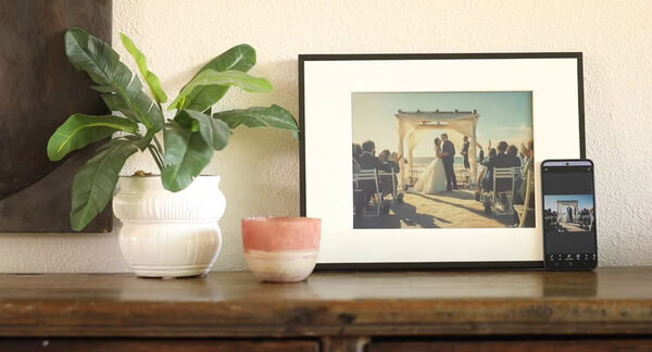 Chromatic E-Ink Picture Frames : Reflection Frame