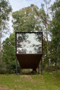 Slatted Steel Treehouse Surroundings Image 3