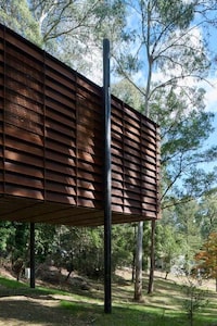 Slatted Steel Treehouse Surroundings Image 4