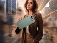 Bezel-Free Flagship Smartphones Image 1
