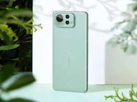 Bezel-Free Flagship Smartphones Image 5
