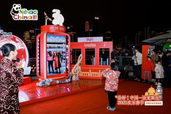 connection-promoting new year installations