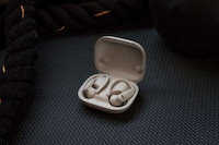 Heart Rate-Tracking Earbuds Image 2
