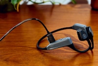 Cartilage-Connected Headphones Image 2