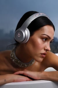 Feminine Bow-Adorned Headphones Image 3