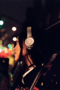 Bow-Emblem Collaborative Headphones Image 3