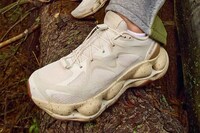 Lightweight Adaptive Sneakers Image 5