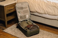 Hybrid Ultra-Strong Suitcases Image 4
