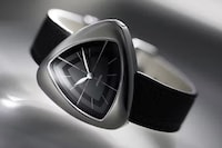 Black Lacquered Minimal Timepieces Image 2