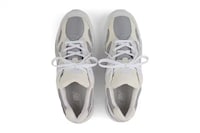 Minimal Monochromatic Sneakers Image 4