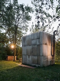 Salvaged Material-Made Saunas Image 3