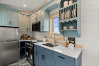 Cottage-Inspired Tiny Homes Image 6