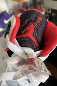 Stark Red-Tonal Basketball Shoes Image 2