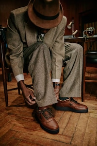 Leisure-Centric Formal Footwear Image 2