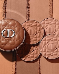 Luxurious Glow-Enhancing Capsules Image 1