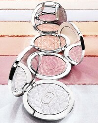 Luxurious Glow-Enhancing Capsules Image 2