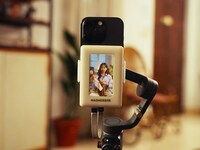 Three-in-One Smartphone Vlogging Devices Image 3