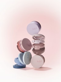 Ultra-Blendable Shimmery Eyeshadows Image 1