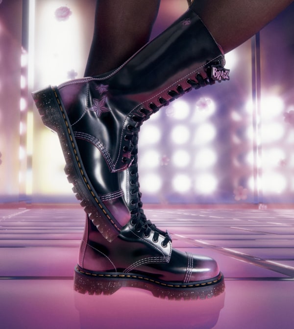 Dr. Martens x Bratz 国内買付 BUZZ BRATZ 5 ホール シューズ 1_860521_TH_ALT1B.JPG