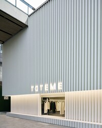 Staircase-Centric Flagship Stores Image 6