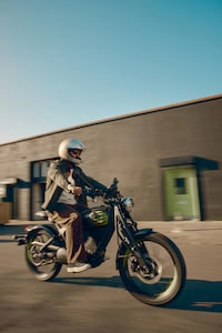 Sculptural Electric Motorcycle Designs Image 3