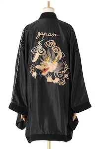 Juxtaposing Japanese Kimonos Image 5