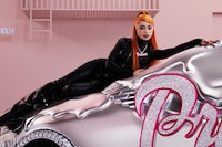 Rapper-Approved Molten Chrome Sedans Image 3