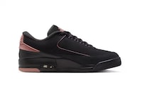 Sleek Contrasting Sneaker Colorways Image 3