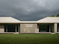 Dramatic Roof-Topped Ontario Homes Image 4