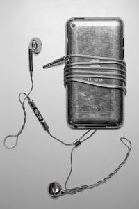 Retro Wired Headphone Jewelry Image 2