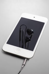 Retro Wired Headphone Jewelry Image 3