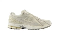 Summer-Ready Neutral Sneaker Sets Image 3