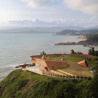 Cave-Style Coastal Viewpoints Image 3