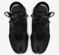 Ballet-Inspired Split-Toe Footwear Image 4