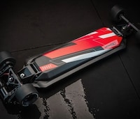 Racing-Ready Electric Skateboards Image 3